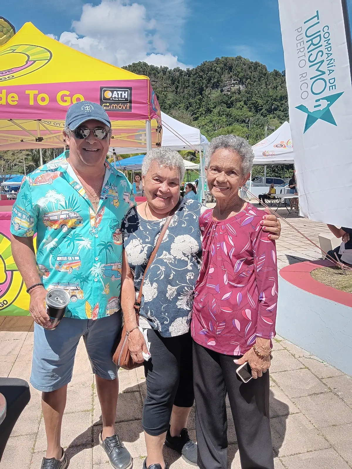 Doña Josefa — Josefa "Fefa" Santiago Rivera — fundadora del evento y dueña de "El Grito", la marca de mezcla de harina que lleva su nombre y su compromiso con esta tradición. Este Srevidor Ivan Soto, Mi Madre Carmen Pino y Doña Fefa.