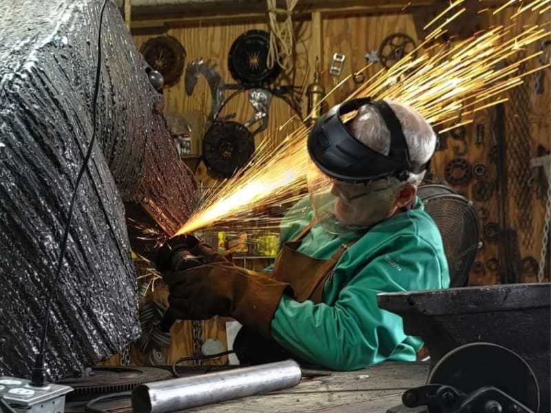Artesano de Soldarte N Rústico trabajando una pieza de metal en su taller