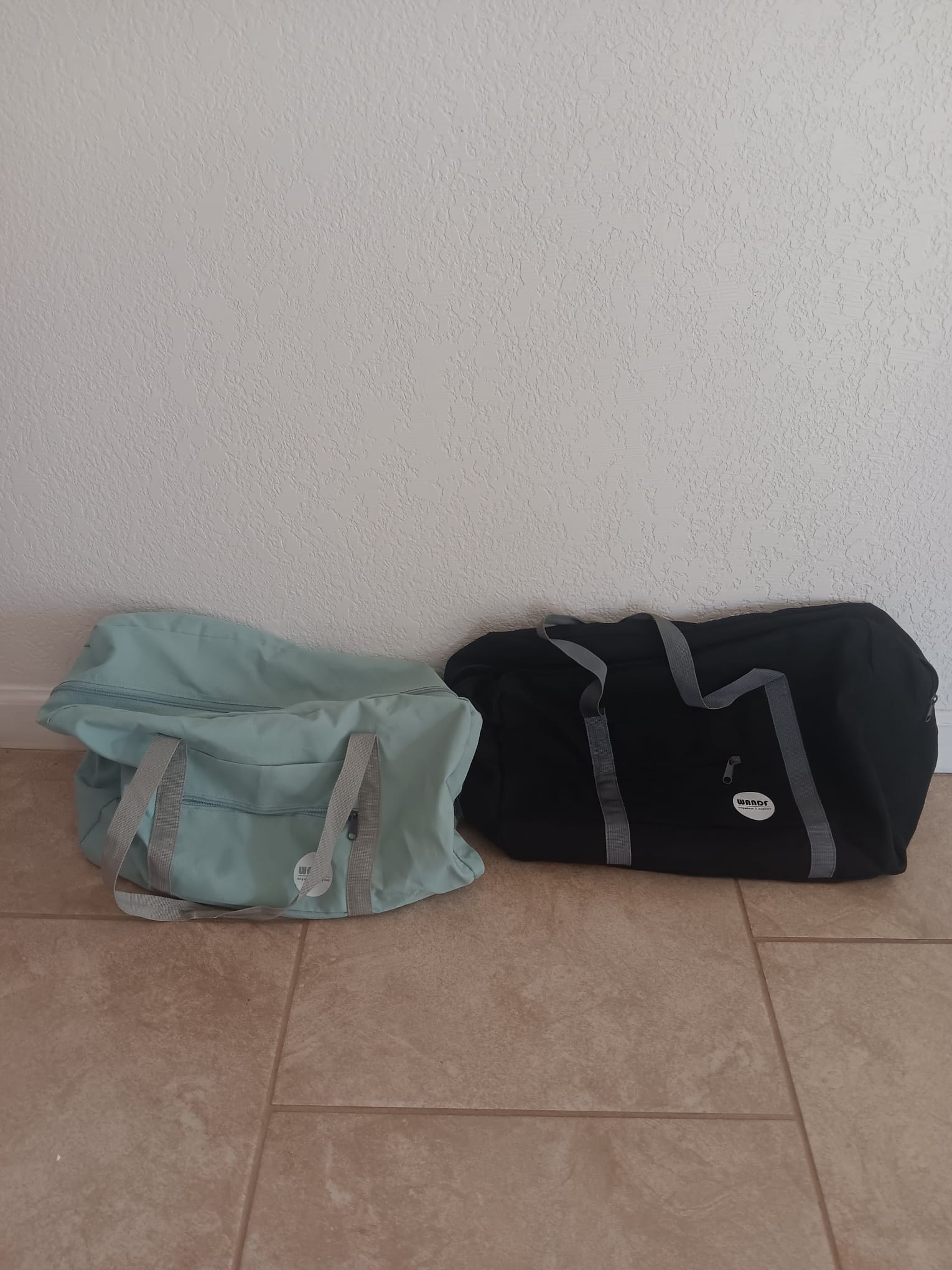 Estos son los bultos que usamos para viajar ligero. Caben bastante más de lo que uno imagina… siempre que no quieras meter los pasteles, las panas y las alcapurrias.