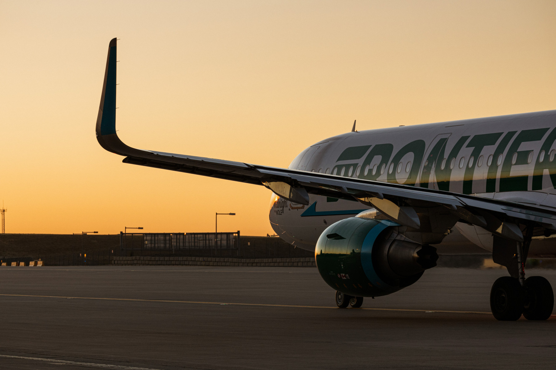 Frontier estrena opción para cancelar por cualquier razón… pero ¿cuánto cuesta realmente un vuelo “barato”? ✈️